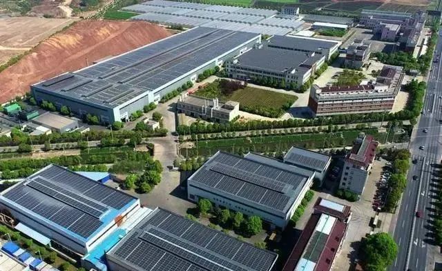 厂房装置光伏，，每年节约电费200万元！装置工商业光伏的4大优势，，政府都在推荐！